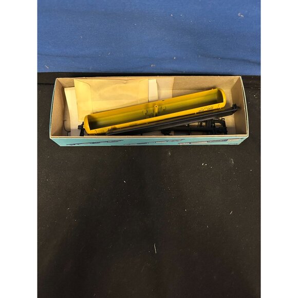 Athearn HO Scale Model Train Kit Yellow Tank Car Authentically Scaled Railroad B - Picture 3 of 3